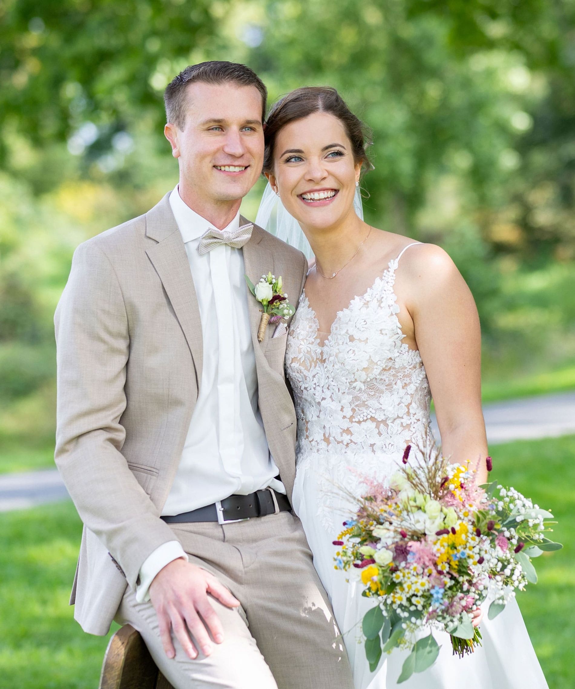 Glückliches Paar in Hochzeitskleidung